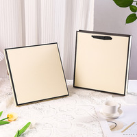Élégant coffret cadeau pour foulard carré beige |   Boîte plate de luxe écologique avec fermeture magnétique