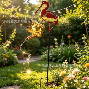 Lampe solaire de jardin Firebird en forme d'arrosage, lampe LED décorative d'extérieur avec guirlande lumineuse pour cour, patio et aménagement paysager - Product Image 1