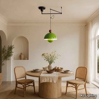 Suspension dôme à bras latéral, coque lisse sur capot lumineux, pour tables à manger et coins d'hôtel