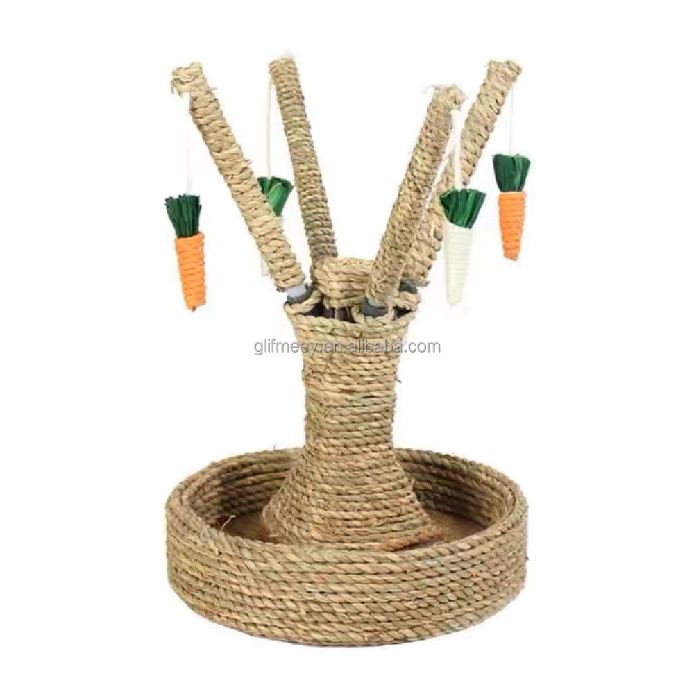 Arbre à chat marron avec base, carottes blanches et oranges