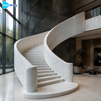 Escalier courbé en marbre blanc avec rampes, escaliers imposants polis et durables pour hôtel de luxe, villa, hall et intérieur de maison de maître