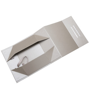 กล่องกระดาษพับได้แม่เหล็กแบบกำหนดขนาดเองสำหรับบรรจุภัณฑ์เสื้อผ้าพร้อมริบบิ้น - Product Image 6