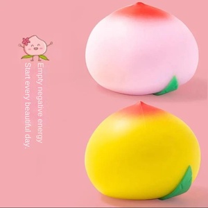 Jouet anti-stress créatif en forme de pêche, poupée réaliste en forme de fruit de pêche, figurine mignonne, gadget de décompression pour le bureau - Product Image 2