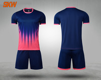 Kain Mesh Poliester 100% Ringan dan Bernapas, Cetak Digital Bergaris, Kerah Bulat, Lengan Pendek, Jersey Latihan Sepak Bola Musim Panas