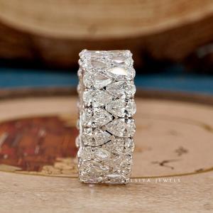 Bague en diamant de joaillerie fine et glamour avec un design à trois pierres et un éclat brillant pour des moments mémorables - Product Image 5