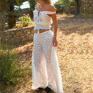 Ensemble haut camisole blanc ajouré brodé style rétro et pantalon en coton bio 100% sur mesure avec fente en dentelle - Product Image 1