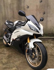 Moto sportive Yamaha1 YZF <span class=keywords><strong>R6</strong></span> 600cc : 4 cylindres refroidis par eau, luxe haut de gamme, puissance de piste et confort de conduite - Product Image 2
