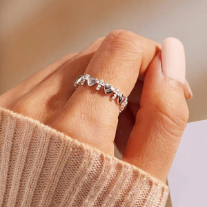 Anello con Cuore e Croce in Micro Pavé di Zirconi per Donne, Gioiello Elegante e Dolce alla Moda - Product Image 2