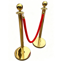 Poteau de délimitation rond doré brillant avec corde en velours rouge pour événements de cérémonie et tapis rouge
