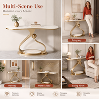Console moderne en marbre blanc avec base sculpturale en métal doré et pieds arqués pour entrée ou couloir