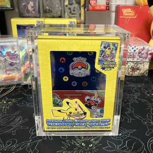 Estuche Acrílico Transparente para Cartas Coleccionables RAY YI, Edición Campeonato Mundial Escarlata y Violeta, Pikachu Yokohama - Product Image 1