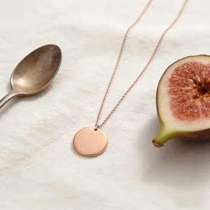 Collar Redondo <span class=keywords><strong>de</strong></span> Acero Inoxidable Chapado en Oro con Letra, Estilo Minimalista, Grabado Láser con Nombre y Cadena <span class=keywords><strong>de</strong></span> Eslabones <span class=keywords><strong>para</strong></span> Aniversario - Product Image 2