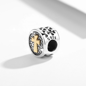 DIY oblato redondo chapado en oro Cruz relieve diseño S925 <span class=keywords><strong>de</strong></span> plata esterlina separador <span class=keywords><strong>de</strong></span> Metal <span class=keywords><strong>abalorios</strong></span> para <span class=keywords><strong>pulseras</strong></span> - Product Image 3