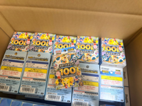 Lot de 100 cartes de combat Pokémon 2025 – Collection mystère en vrac – Cartes à collectionner d'anime japonaises à prix réduit – Boîte de jeu de cartes japonais très prisée