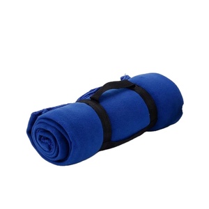 Couverture en polaire personnalisée avec sangle de transport - Confortable, portable et idéale pour les aventures en plein air ou les voyages - Product Image 2