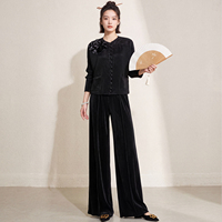 Ensemble deux pièces plissé de style chinois pour femmes, haut à manches longues avec appliques florales et pantalon large, tenue coordonnée élégante et zen