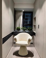 Fauteuil d'appoint moderne pivotant en forme de coquille avec dossier plissé, accent métallique, structure en pin, éponge haute densité et revêtement en tissu chenille