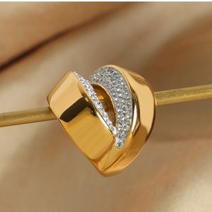 Bijoux de style Hip Hop bouche lèvres grosse bague Zircon cubique grande bague en acier inoxydable plaqué or 18 carats bijoux étanches - Product Image 3