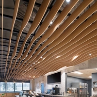 Panneau de revêtement de colonne en métal à grain de bois, avec déflecteur en aluminium courbé sur mesure, pour hall d'hôtel et intérieur de bureau