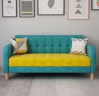 Canapé d'angle moderne deux places en tissu turquoise clair, design compact, pieds en bois clair, coussins décoratifs pour petits appartements