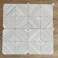 Mosaïque géométrique en marbre blanc et coquillages pour mur de salle de bain