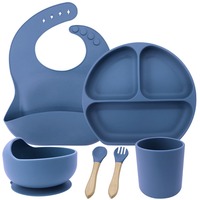 Ensemble de 6 pièces pour l'alimentation des bébés en silicone de qualité alimentaire, assiette à ventouse, bol, tasse, bavoir, fourchette et cuillère à manche en bois, couleur beige, écologique et réutilisable