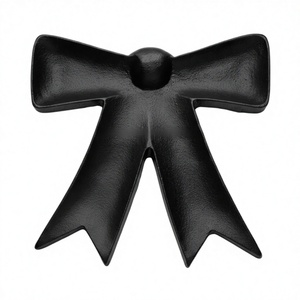 Plateau en métal noir mat moderne en forme de nœud - Plateau décoratif de luxe fait main au design minimaliste avec ruban pour la décoration intérieure contemporaine - Product Image 1