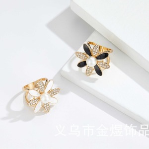 Hebilla para Bufanda con Forma de Flor e Incrustaciones de Perlas, Metal Negro y Blanco, Accesorio de Lujo de Doble Uso para Bufandas y Pañuelos Pequeños - Product Image 1