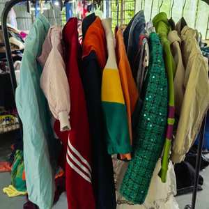 C01 Abbigliamento per Bambini Unisex di Alta Qualità, Colori e Taglie Assortite, Vendita all'Ingrosso, Abbigliamento Primaverile e Autunnale, Pantaloni e Giacche Usati Molto Richiesti - Product Image 3