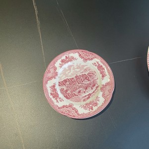 Ensemble de vaisselle rouge comprenant des casseroles, des bols et des assiettes, idéal pour offrir en cadeau pendant la période des fêtes de Noël - Product Image 6