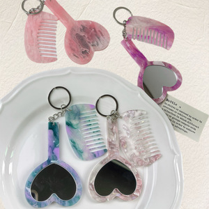 พวงกุญแจหวีกระจกทรงหัวใจน่ารัก 2 in 1 หวีแต่งหน้าขนาดพกพาจิ๋ว พร้อมจี้ห้อยกระเป๋าสำหรับสาวๆ ผู้หญิง ของขวัญ - Product Image 4