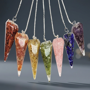 Pendules en cristal poli sculptés à la main avec chaînes, en pierre naturelle en forme de goutte d'eau, pour la radiesthésie, la guérison Reiki et la méditation - Product Image 1