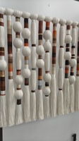 Tapisserie en macramé bohème en mélange de coton recyclé avec franges à nœuds et pompons, idéale pour les marchés artisanaux marocains, cadeau, décoration intérieure, article d'artisanat d'anniversaire