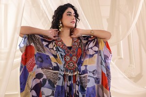 Achetez une robe kaftan à imprimé abstrait, ornée d'un col en V asymétrique, vêtement de créateur pour les vacances, tenue bohème tendance - Product Image 2