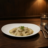 Assiette en porcelaine brillante à bord relevé en forme de lingot pour les plats de pâtes, de curry et de riz à la maison