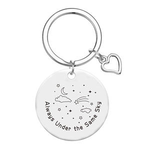 <span class=keywords><strong>Siempre</strong></span> bajo <span class=keywords><strong>el</strong></span> <span class=keywords><strong>mismo</strong></span> cielo Llavero de acero inoxidable Amantes Regalo del <span class=keywords><strong>día</strong></span> de San Valentín Personalidad Logotipo tallado DIY - Product Image 3