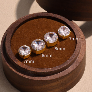 Petites boucles d'oreilles à clous, zircone cubique taillée avec précision, boucles d'oreilles hypoallergéniques en acier inoxydable pour plusieurs piercings - Product Image 3