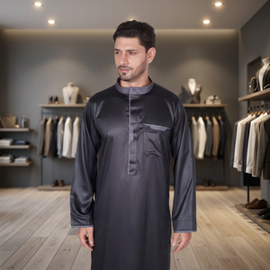 Túnica Negra de Satén para Hombre con Ribete Gris Estampado, Manga Larga, Cuello Alto, Estilo Saudí, Kuwaití, Emiratí, Islámico, Musulmán - Product Image 2