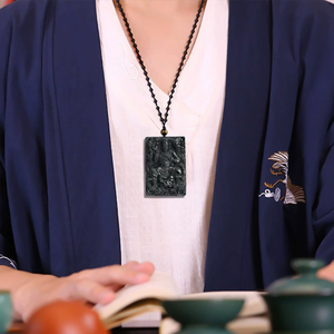 จี้หยกเจไดต์และมาลาไคต์แท้รูปมังกรกวนกง ทำจากหยกเจไดต์สีเขียวเข้มเกรดน้ำแข็ง - Product Image 1