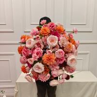 Fleurs de table multicolores, décoration de mariage d'hôtel, bouquet artificiel vibrant avec des roses, des dahlia roses, pêche et corail
