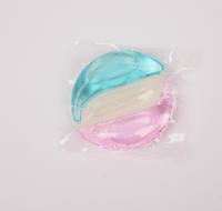 Capsules de lessive écologiques pour vêtements, sans résidus, avec film transparent jetable, liquide rose et billes blanches, parfum délicat de fleurs