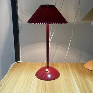 Lampe <span class=keywords><strong>de</strong></span> table LED plissée en tissu sans fil, rechargeable, avec batterie, style moderne et luxueux, pour restaurant - Product Image 6