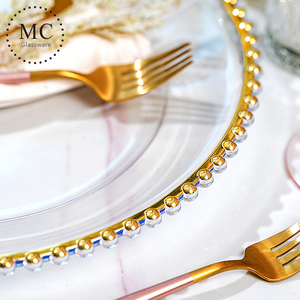Pratos Decorativos Redondos de Plástico Dourados com Borda de Pérolas para Servir em Festas e Eventos - Product Image 5
