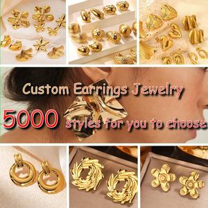 Boucles d'oreilles créoles hypoallergéniques, résistantes au ternissement, personnalisées, étanches, polies miroir, en or PVD 18 carats, pour femmes - Product Image 2