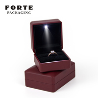 Boîte de présentation de bijoux LED personnalisée FORTE avec options multicolores en cuir PU, logo personnalisé pour un emballage de luxe