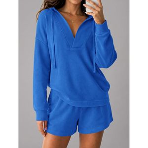 Conjunto de 2 piezas personalizado para mujer: Sudadera con capucha y pantalones cortos de color liso, cuello en V, manga larga, estilo oversize, conjunto a juego por encima de la rodilla - Product Image 4