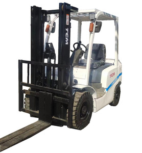 Chariot élévateur diesel d'occasion TCM 3 tonnes FD30 d'origine japonaise, économique, avec déplaceur latéral hydraulique de haute qualité et pneus pleins - Product Image 1