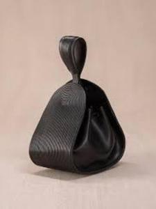 Sac à main tendance pour femme en similicuir avec deux pompons décoratifs, fermeture éclair sécurisée, intérieur spacieux, bandoulière réglable - Product Image 5