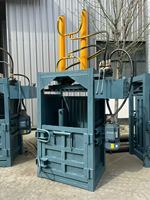 Station d'ordures verticale semi-automatique Presse à balles hydraulique Machine de compactage de carton en plastique 8T
