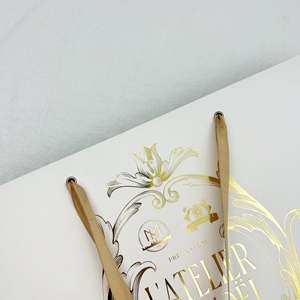 Sacs shopping en papier couché blanc avec poignée en ruban et logo personnalisé, avec estampage à chaud pour les marques de vêtements de mode - Product Image 5